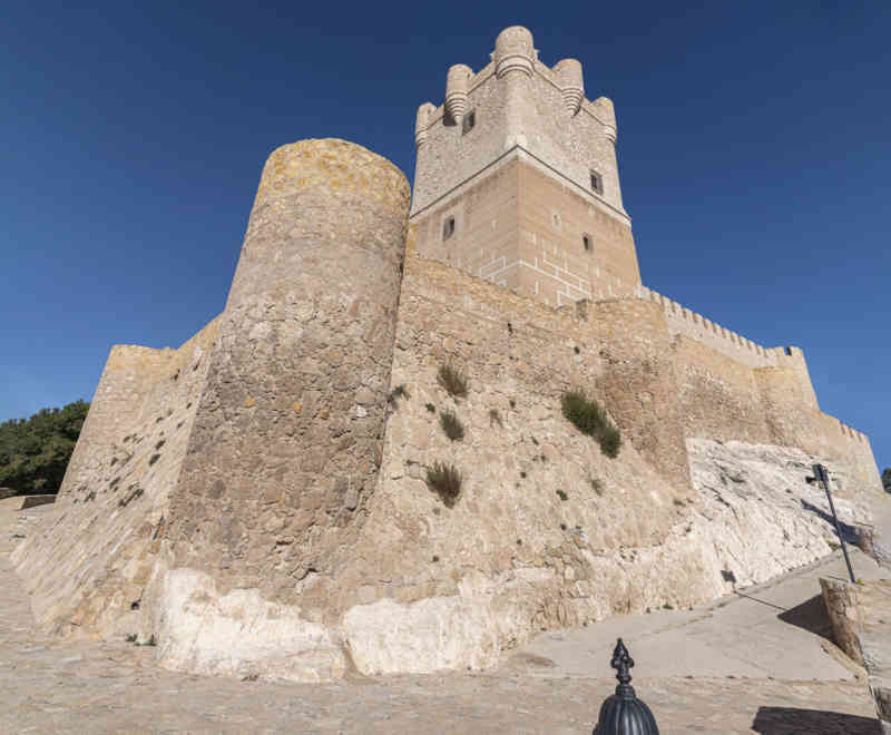 Alicante - Villena 11 - castillo de la Atalaya.jpg